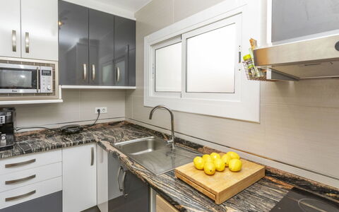Miramar Salions: Cucina, Controsoffitto, Elettrodomestico Da Cucina, Cabinetry, Apparecchio Major, Legna, Pavimentazione, Interior Design, Stufa, Cucina Stufa