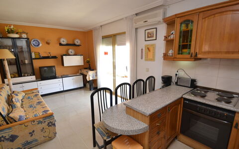Albeniz: Mobilia, Cabinetry, Proprietà, Cornice, Tavolo, Cucina, Legna, Interior Design, Cassetto, Illuminazione