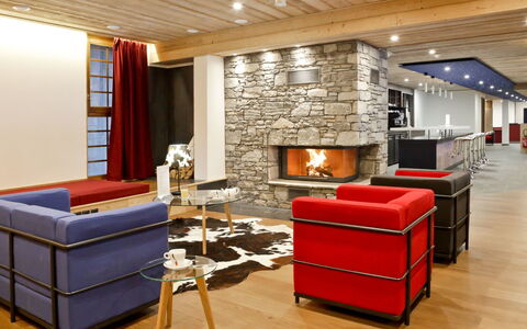 Châtel 800: Interior Design, Pavimentazione, Legna, Mobilia, Pavimento, Soffitto, Illuminazione, Soggiorno, Camera, Divano