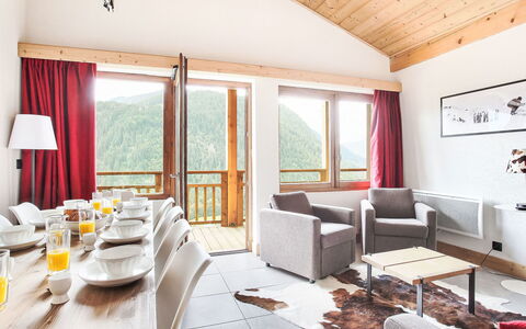 Châtel 800: Interior Design, Mobilia, Soffitto, Latifoglie, Sedia, Color Legno, Soggiorno, Pavimento In Legno, Hotel
