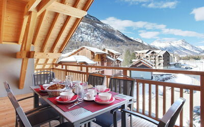 Serre Chevalier 670: Cielo, Neve, Costruzione, Finestra, Pendenza, Congelamento, Casa, Fenomeno Geologico, Urban Design, Inverno