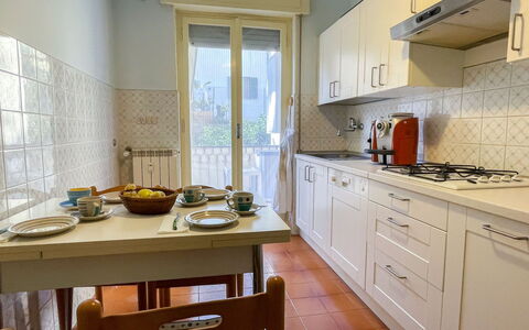 Letizia: Elettrodomestico Da Cucina, Cucina, Apparecchio Major, Controsoffitto, Pavimentazione, Interior Design, Legna, Mobilia, Cabinetry, Elettrodomestico