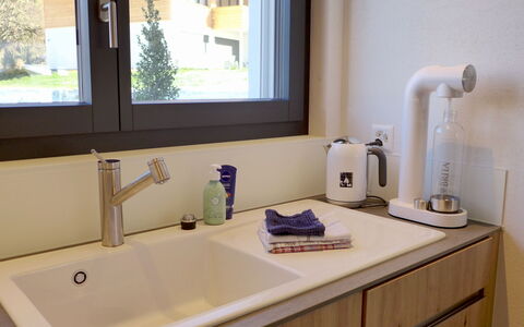 Greenview: Rubinetto, Lavello, Pianta, Proprietà, Fotografia, Idraulico Fixture, Cabinetry, Finestra, Lavandino Del Bagno, Mobiletto Del Bagno