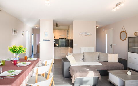 Lamanchs: Mobilia, Tavolo, Proprietà, Divano, Interior Design, Cornice, Sedia, Costruzione, Pavimentazione, Pavimento