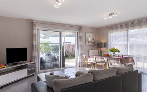 Lamanchs: Proprietà, Divano, Mobilia, Comfort, Soggiorno, Interior Design, Pianta Della Casa, Tavolo, Legna, Pianta
