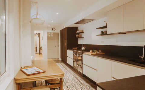 Historical and Spacious Villa Anaïs: Cabinetry, Mobilia, Proprietà, Controsoffitto, Tavolo, Costruzione, Lavello, Legna, Cucina, Sedia