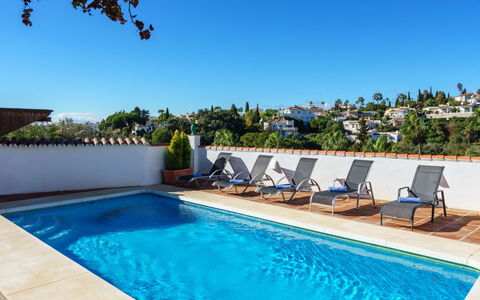 Luna: Acqua, Pianta, Cielo, Proprietà, Piscina, Azzurro, Shade, Mobili Da Esterno, Albero, Sedia