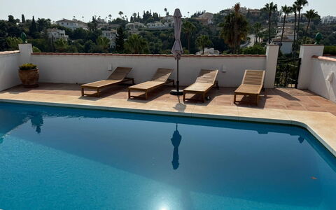 Luna: Piscina, Mobilia, Ricorrere, Mobili Da Esterno, Hotel, Eco Hotel, Shade, Sedia, Lettino, Villa