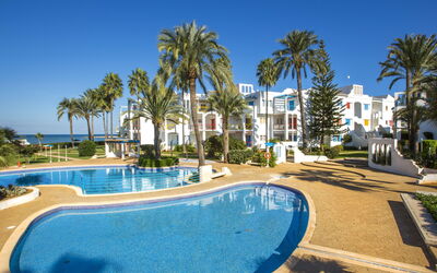 Dénia 664: Acqua, Costruzione, Cielo, Proprietà, Piscina, Finestra, Azzurro, Pianta, Interior Design, Condominio