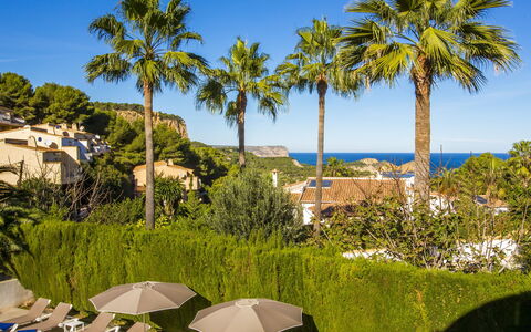 Villa Scott: Acqua, Costruzione, Cielo, Proprietà, Piscina, Finestra, Azzurro, Pianta, Interior Design, Condominio