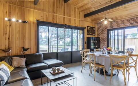 Palot 35: Tavolo, Proprietà, Mobilia, Divano, Legna, Finestra, Interior Design, Pavimento, Latifoglie, Sedia