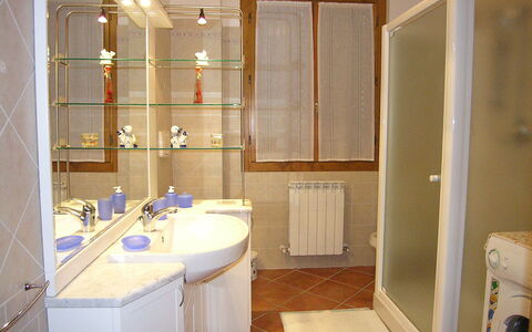 Villino Setteponti: Specchio, Rubinetto, Lavello, Proprietà, Lavandino Del Bagno, Idraulico Fixture, Bagno, Costruzione, Viola, Interior Design