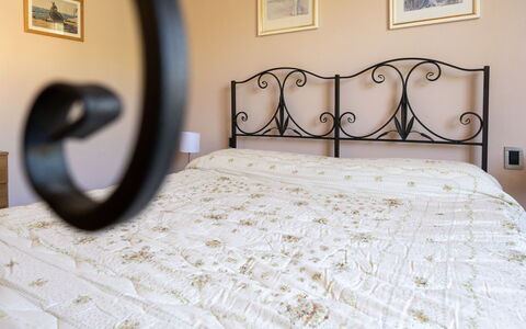 Villino Setteponti: Letto, Bedding, Camera Da Letto, Lenzuolo, Biancheria, Interior Design, Mobilia, Telaio Del Letto, Camera, Pavimento