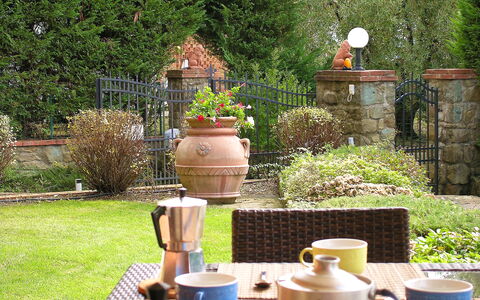 Villino Setteponti: Pianta, Tavola, Dishware, Bicchieri, Tazza, Serveware, Tazza Di Caffè, Teacup, Erba, Albero