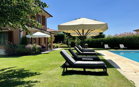 Villino Setteponti: Pianta, Cielo, Costruzione, Acqua, Divano, Shade, Mobili Da Esterno, Albero, Finestra, Lettino