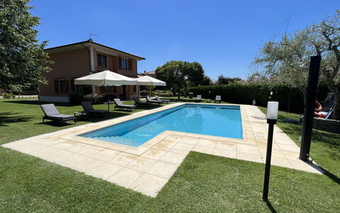 Villino Setteponti: Cielo, Acqua, Pianta, Piscina, Costruzione, Albero, Shade, Erba, Zona Residenziale, Rettangolo