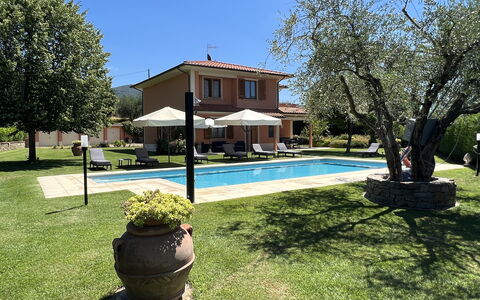 Villino Setteponti: Pianta, Cielo, Acqua, Proprietà, Costruzione, Piscina, Albero, Shade, Vaso Di Fiori, Sedia