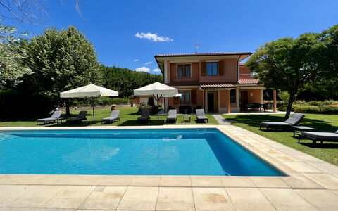 Villino Setteponti: Acqua, Cielo, Pianta, Proprietà, Piscina, Azzurro, Costruzione, Shade, Albero, Architettura