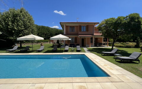 Villino Setteponti: Pianta, Cielo, Proprietà, Acqua, Piscina, Costruzione, Azzurro, Shade, Nube, Erba