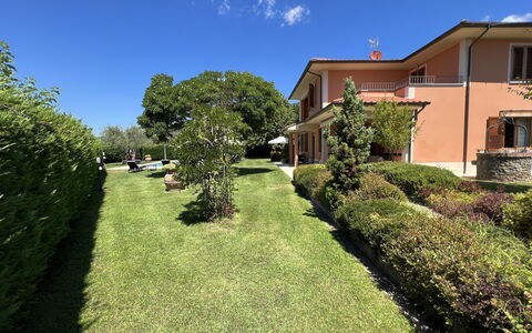 Villino Setteponti: Pianta, Cielo, Proprietà, Costruzione, Finestra, Lotto, Albero, Vegetazione, Casa, Nube
