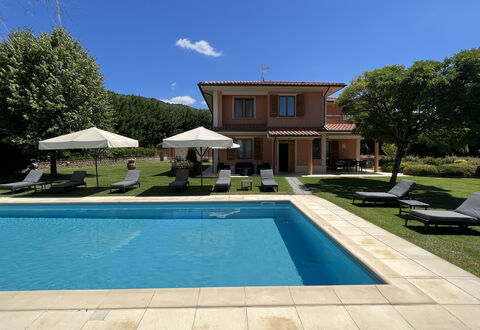 Villino Setteponti: Pianta, Cielo, Proprietà, Acqua, Piscina, Costruzione, Azzurro, Shade, Nube, Erba