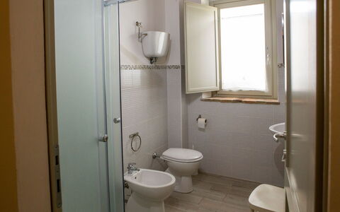 Villa Tavernacce: Proprietà, Idraulico Fixture, Finestra, Costruzione, Bagno, Viola, Toilet Seat, Interior Design, Gabinetto