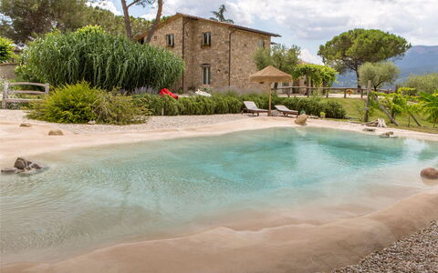 Villa Tavernacce: Acqua, Pianta, Proprietà, Costruzione, Cielo, Nube, Albero, Azzurro, Finestra, Paesaggio Naturale