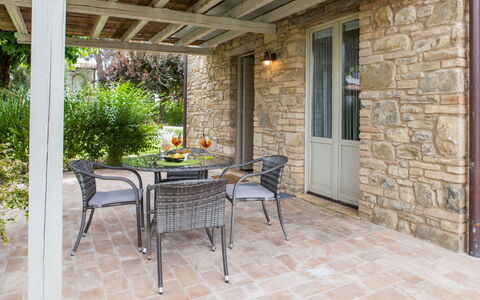 Villa Tavernacce: Mobilia, Tavolo, Pianta, Costruzione, Sedia, Vaso Di Fiori, Finestra, Legna, Tavolo Esterno, Interior Design
