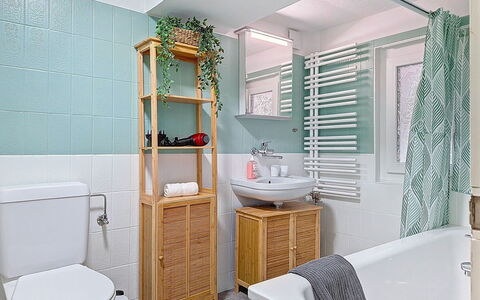 Bieri-Haus: Bagno, Idraulico Fixture, Gabinetto, Interior Design, Toilet Seat, Mobiletto Del Bagno, Lavello, Pavimentazione, Lavandino Del Bagno, Rubinetto