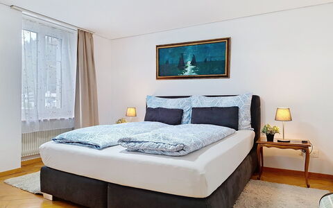 Bieri-Haus: Mobilia, Letto, Interior Design, Camera Da Letto, Pavimento, Bedding, Lenzuolo, Pavimentazione, Camera, Tessile