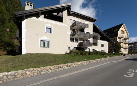 Chesa Polaschin 4 - Silvaplana: Cielo, Costruzione, Pianta, Finestra, Albero, Urban Design, Zona Residenziale, Asfalto, Ruota, Manto Stradale