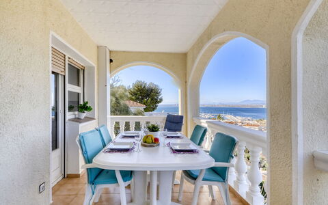 Tordera: Mobilia, Interior Design, Sedia, Tavolo, Pavimentazione, Appartamento, Casa, Cucina & Sala Da Pranzo Tavolo, Mobili Da Esterno, Sala Da Pranzo