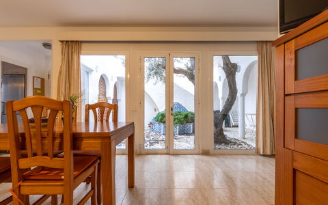 Los Abuelos: Cielo, Costruzione, Pianta, Finestra, Albero, Urban Design, Zona Residenziale, Asfalto, Ruota, Manto Stradale