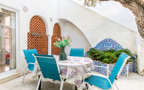Los Abuelos: Mobilia, Pianta, Proprietà, Tavolo, Costruzione, Sedia, Azzurro, Interior Design, Mobili Da Esterno, Decorazione
