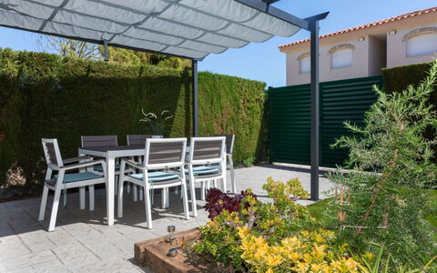 Villa Verdi 11: Pianta, Tavolo, Costruzione, Proprietà, Mobilia, Shade, Sedia, Erba, Architettura, Mobili Da Esterno