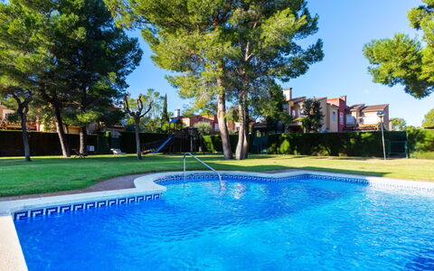 Villa Verdi 11: Cielo, Costruzione, Pianta, Finestra, Albero, Urban Design, Zona Residenziale, Asfalto, Ruota, Manto Stradale