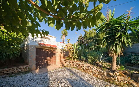 Villa Carmen: Cielo, Costruzione, Pianta, Finestra, Albero, Urban Design, Zona Residenziale, Asfalto, Ruota, Manto Stradale