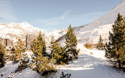 Les Roches Rouges (Lavachet): Cielo, Costruzione, Pianta, Finestra, Albero, Urban Design, Zona Residenziale, Asfalto, Ruota, Manto Stradale