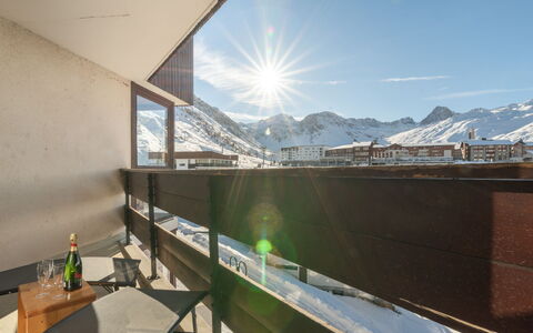 Les Roches Rouges (Lavachet): Cielo, Costruzione, Pianta, Finestra, Albero, Urban Design, Zona Residenziale, Asfalto, Ruota, Manto Stradale