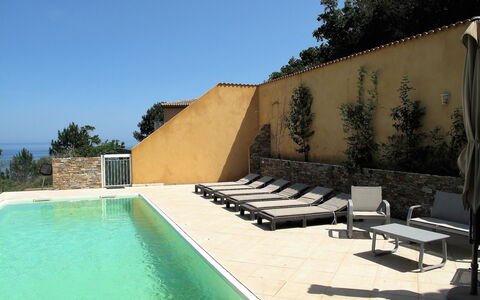 Villa Orizonte: Acqua, Cielo, Proprietà, Pianta, Costruzione, Shade, Piscina, Albero, Mobili Da Esterno, Rettangolo