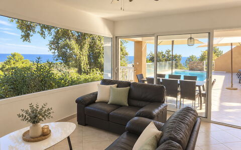 Villa Orizonte: Mobilia, Pavimentazione, Divano, Pavimento, Interior Design, Soffitto, Tavolo, Sedia, Soggiorno, Illuminazione