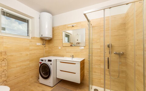 Emily: Cielo, Costruzione, Pianta, Finestra, Albero, Urban Design, Zona Residenziale, Asfalto, Ruota, Manto Stradale