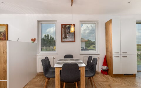 Emily: Cielo, Costruzione, Pianta, Finestra, Albero, Urban Design, Zona Residenziale, Asfalto, Ruota, Manto Stradale