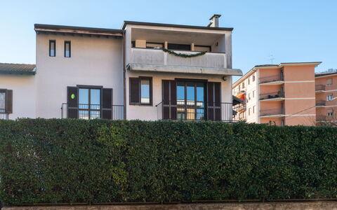 Da Nuccia: Cielo, Costruzione, Pianta, Finestra, Albero, Urban Design, Zona Residenziale, Asfalto, Ruota, Manto Stradale