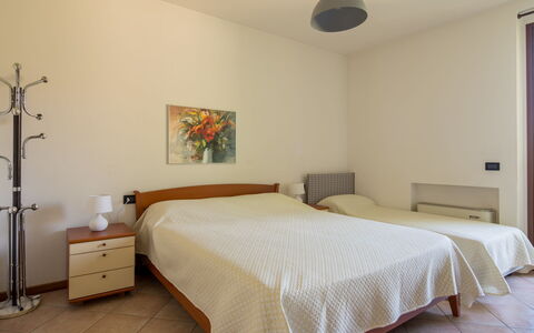 Lazise 756: Proprietà, Mobilia, Comfort, Tessile, Legna, Telaio Del Letto, Interior Design, Shade, Costruzione, Pavimento