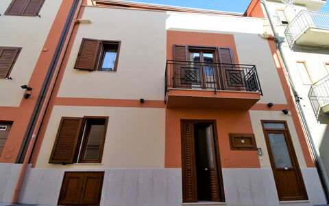 Balestrate 215: Cielo, Costruzione, Finestra, Porta, Legna, Quartiere, Zona Residenziale, Urban Design, Proprietà Del Materiale