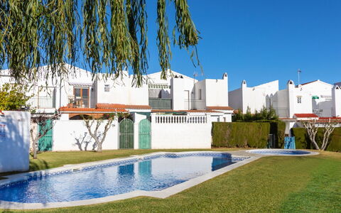 Villa Casalot: Zona Residenziale, Piscina, Prato, Shade, Landscaping, Giardino, Estate, Hacienda, Cortile, Backyard