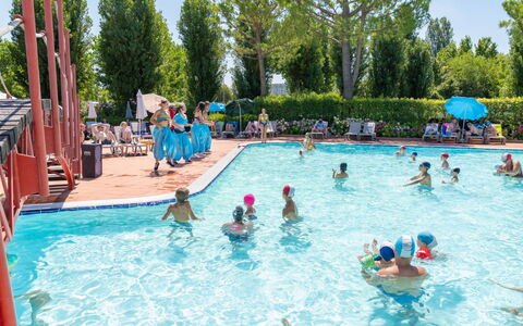 Desenzano 9: Acqua, Piscina, Cielo, Ricreazione All'Aperto, Albero, Tempo Libero, Ricreazione, Divertimento, Gli Sport, Centro Ricreativo