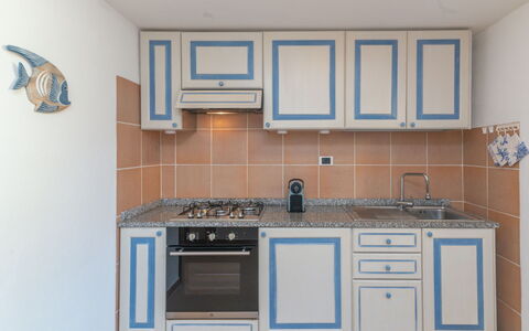 Le Bijou: Cabinetry, Controsoffitto, Lavandino Della Cucina, Proprietà, Lavello, Rubinetto, Cucina Stufa, Cucina, Legna, Stufa A Gas