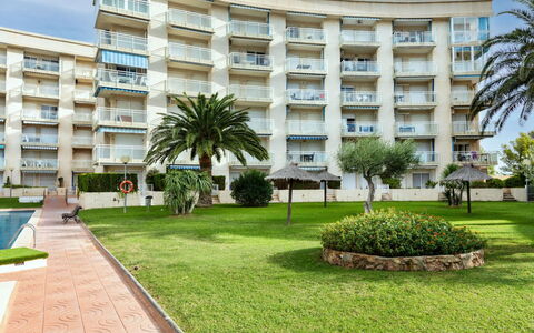 Los Pelicanos: Cielo, Costruzione, Nube, Acqua, Finestra, Auto, Veicolo, Condominio, Urban Design, Shade